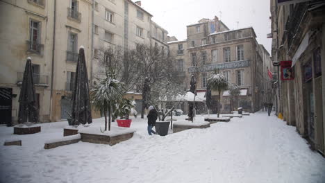 Nieve-Cayendo-En-La-Plaza-Montpellier-Ecusson-Con-Restaurantes-Y-Bares.-Francia